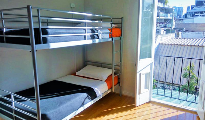 在澳大利亚悉尼的庇护悉尼背包客旅馆，双层床靠开着的窗户