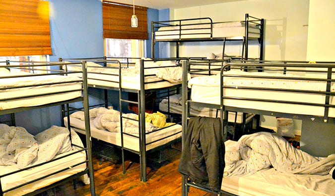 凌乱的宿舍里满是脏床单和背包客的衣服