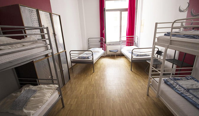 年代imple bunk beds and twin beds in dorm room at Heart of Gold Hostel, Berlin
