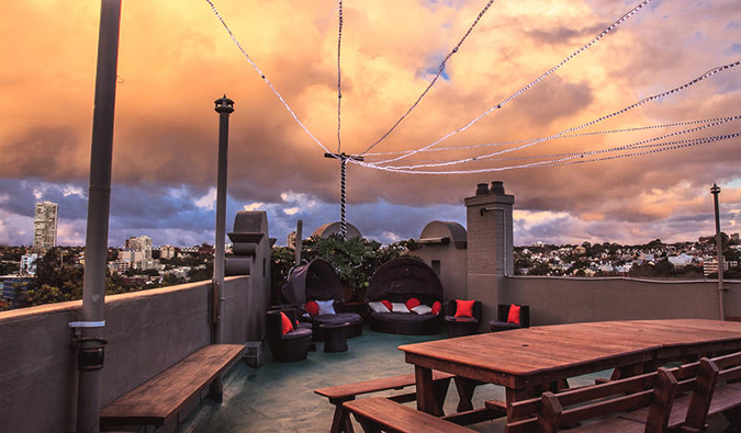 日落时分，澳大利亚悉尼国王十字背包客的屋顶露台上有野餐桌