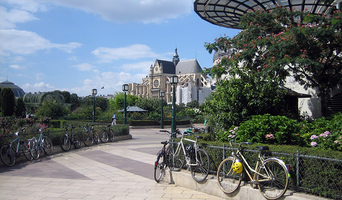 夏日里，在法国巴黎的Les Halles区，自行车被锁在栅栏上