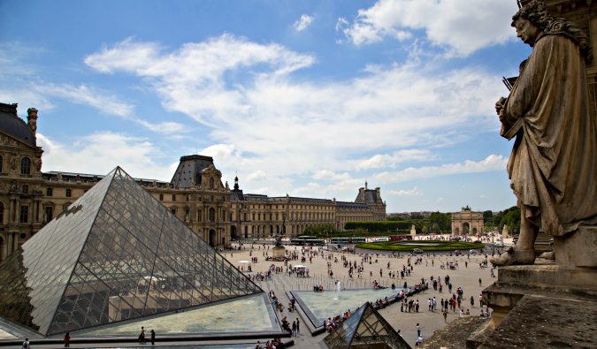博物馆的人群和游客涌进法国巴黎的卢浮宫
