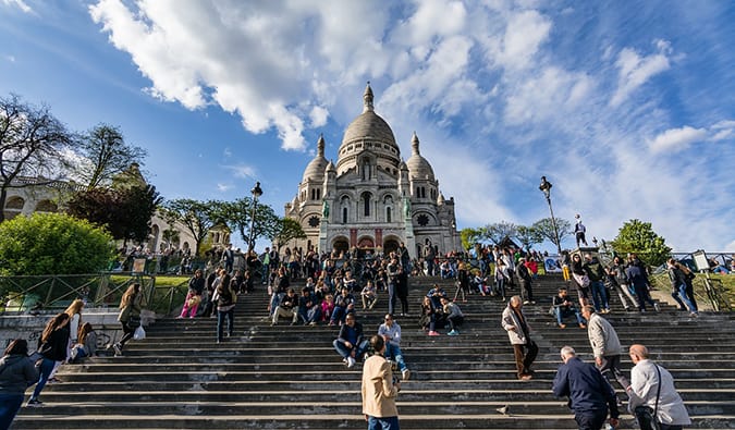 巴黎蒙马特著名的圣心大教堂楼梯上挤满了人