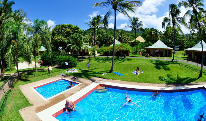 鸟瞰庭院与两个游泳池在努沙游牧民族旅馆在努沙，澳大利亚
