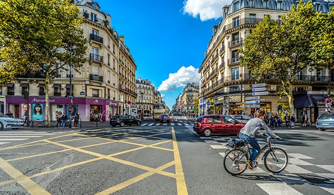 骑自行车穿过巴黎街道的人