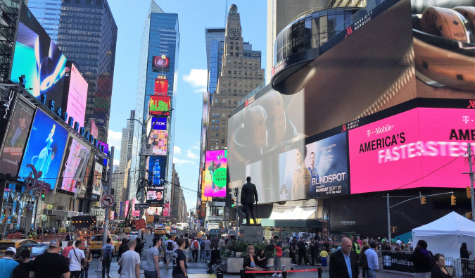 成群结队的游客涌入纽约时代广场