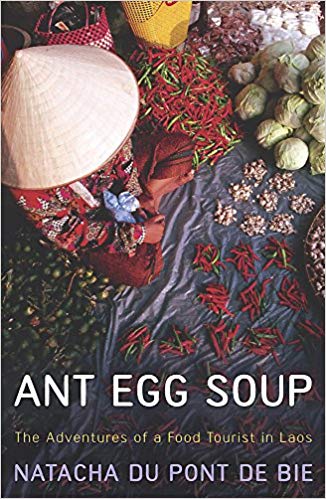 《蚂蚁蛋汤:一个美食游客在老挝的冒险》，作者:娜塔莎·杜邦·德比
