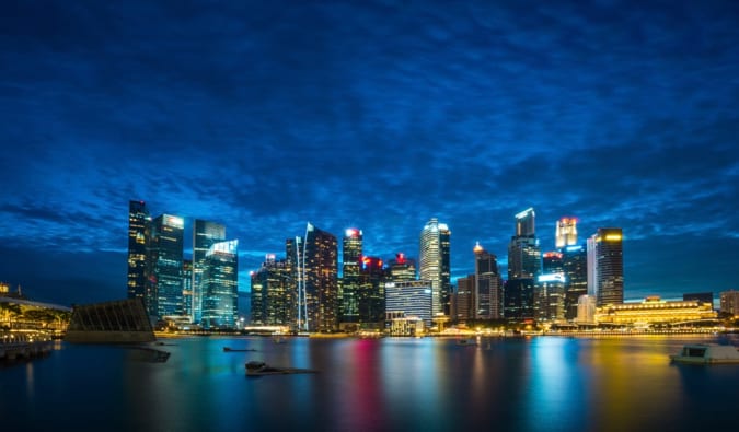 新加坡的天际线在夜晚闪闪发光