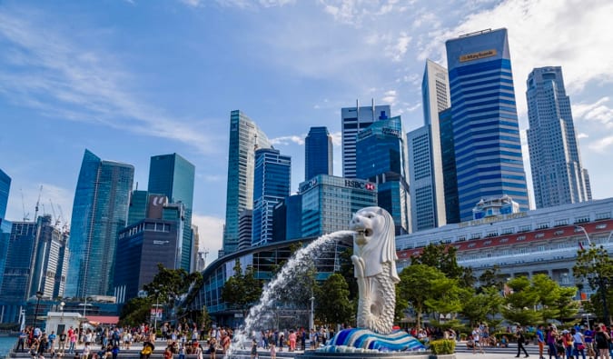 繁忙的新加坡著名的白色鱼尾狮喷泉