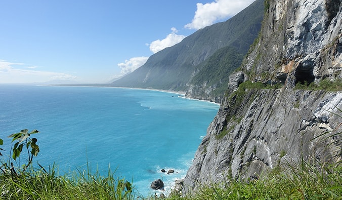 台湾美丽的东部海岸线上有高耸的悬崖