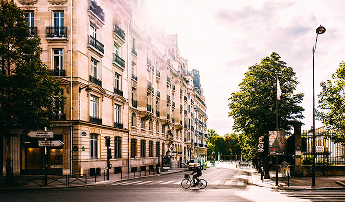一个骑自行车穿过巴黎十字路口的人