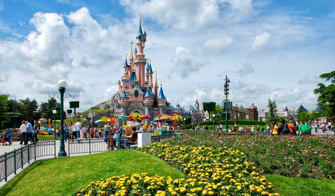 位于法国巴黎迪士尼乐园中心、被鲜花环绕的完美城堡