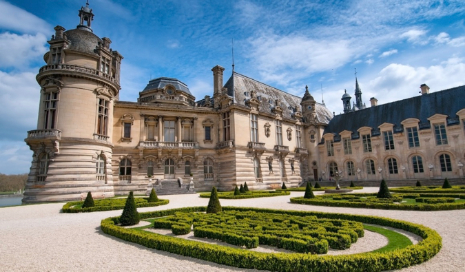 法国历史悠久的尚蒂伊城堡被美丽的花园包围着