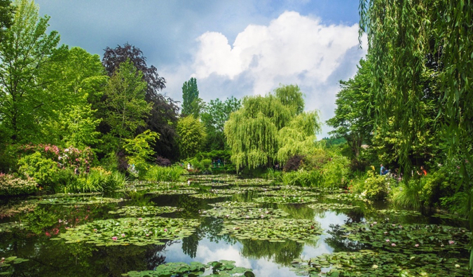 法国吉维尼著名的池塘和画家克劳德莫奈的花园