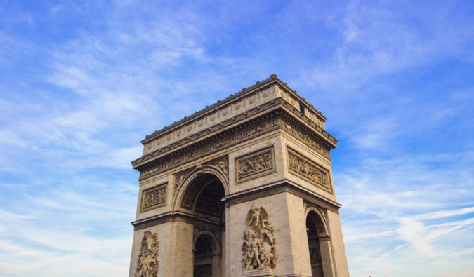 在法国巴黎，凯旋门映衬着湛蓝的天空
