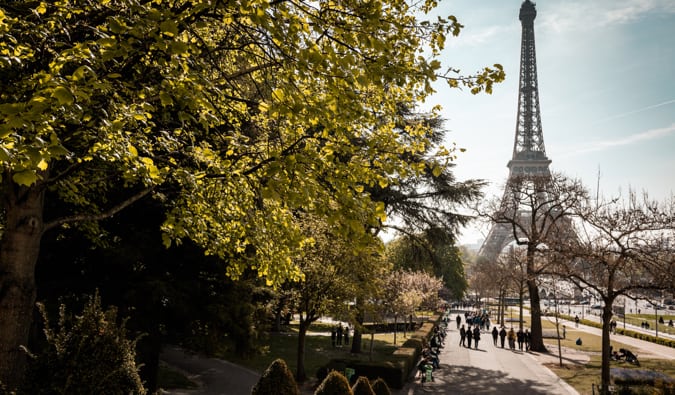 走在法国巴黎埃菲尔铁塔附近一条被树环绕的小路上