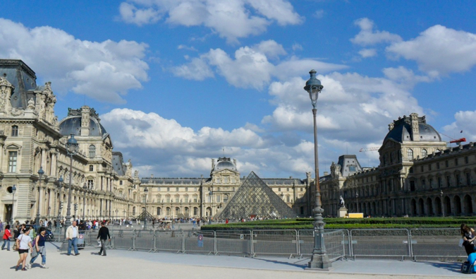 在法国巴黎，游客们正在探索卢浮宫的外观