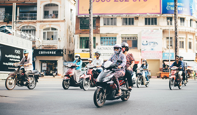 一群在越南骑摩托车的当地人