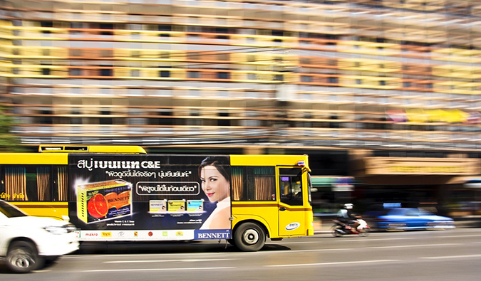 曼谷行驶中的公共汽车