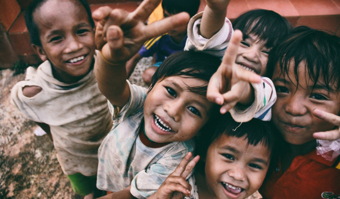 一群东南亚的小孩摆姿势拍照