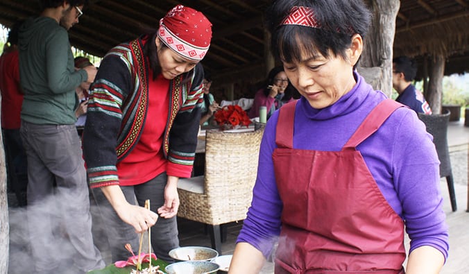台湾原住民村庄的当地人正在制作食物