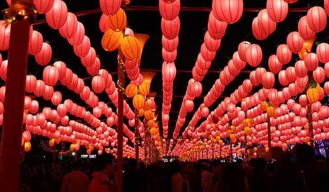 台湾平溪元宵节的红色悬空灯笼