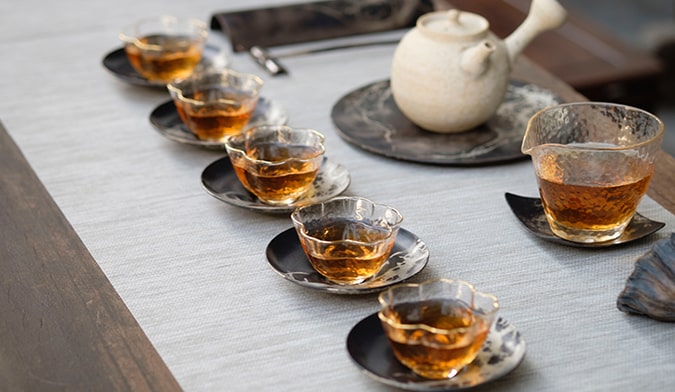 台湾的一家茶馆，有一个茶壶，可以倒进杯子里