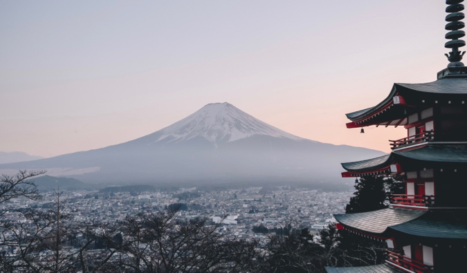 俯瞰日本富士山的景色，前景是一座寺庙