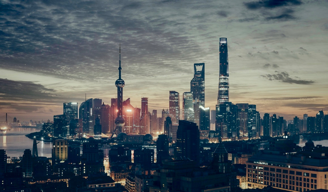 中国大都市上海的夜晚灯火通明