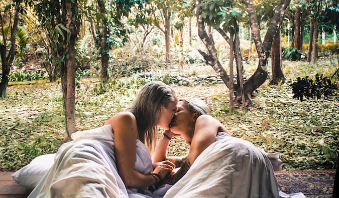 夏洛特和娜塔莉在泰国的丛林里睡觉
