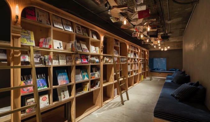 在东京，舒适的室内的书和床青年旅社和书店，日本
