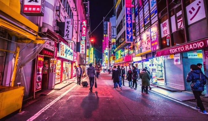 日本东京夜晚明亮灯光的彩色照片