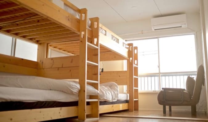 日本东京，旅舍第二章宿舍里舒适的双层床