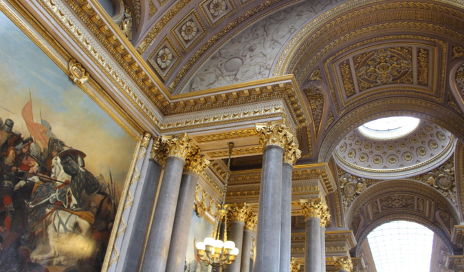 法国历史悠久的凡尔赛宫奢华的内部装饰