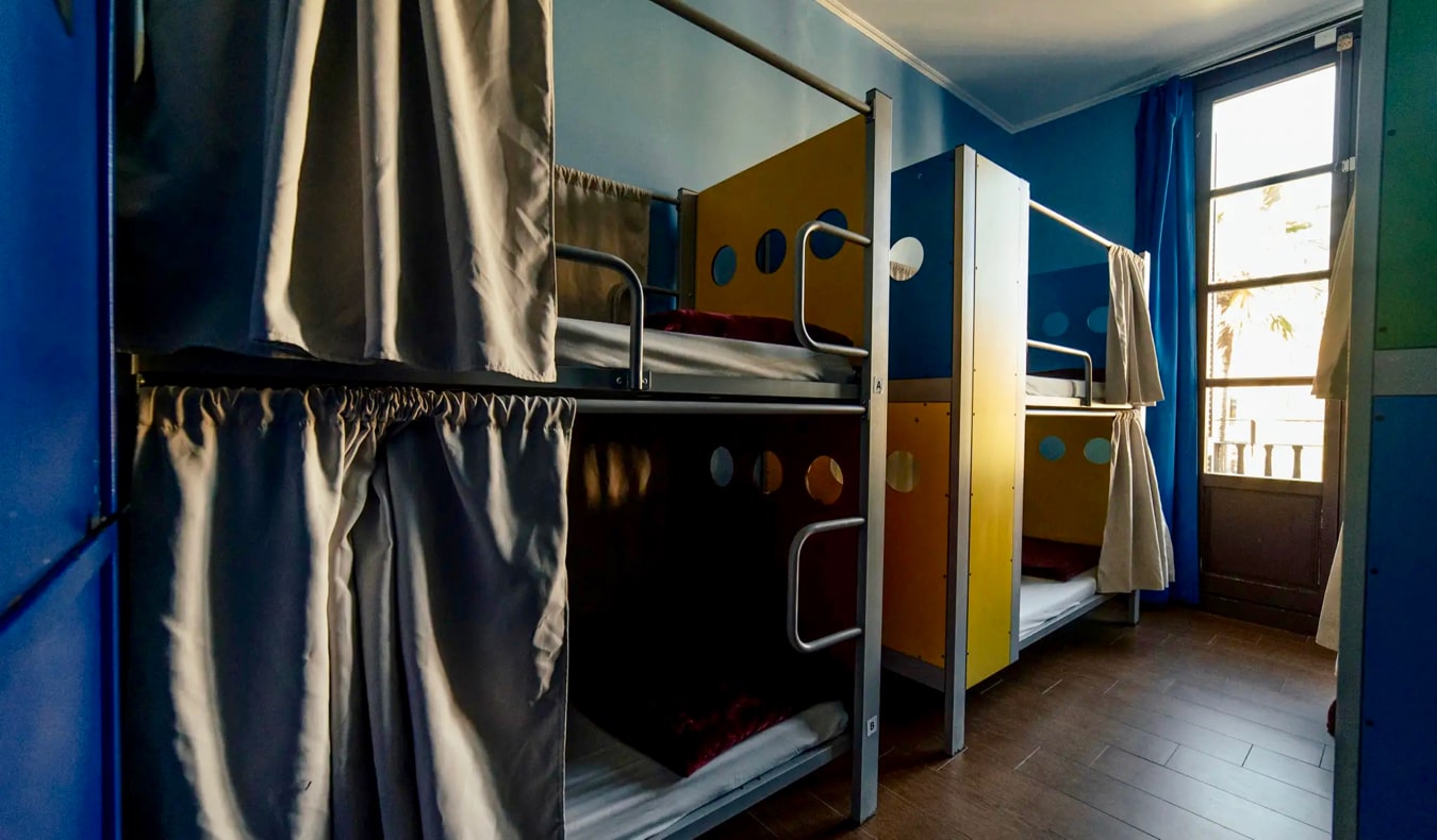 黑暗的室内of a dorm room at the Kabul Party Hostel in Barcelona, Spain