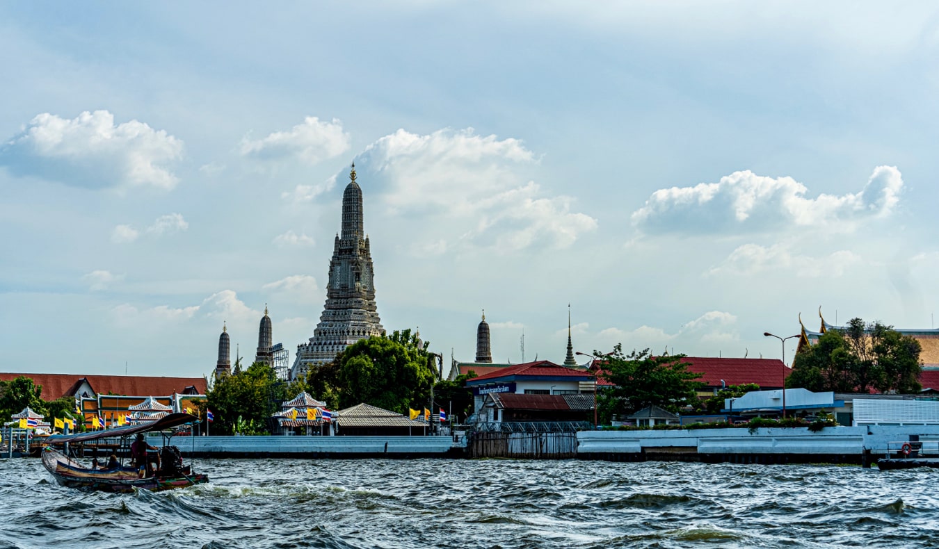 在泰国曼谷，沿着湄南河巡航
