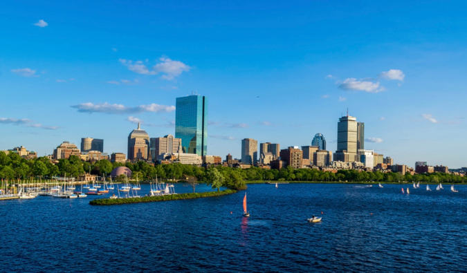 在一个晴朗的夏日，从河边看到的波士顿天际线