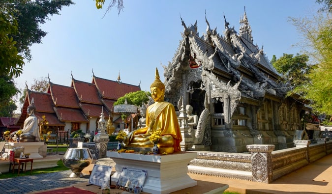 阳光灿烂的一天，泰国清迈的一座小寺庙