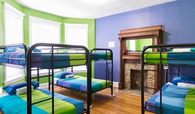 美国芝加哥市箭牌青年旅舍整洁、色彩斑斓的宿舍