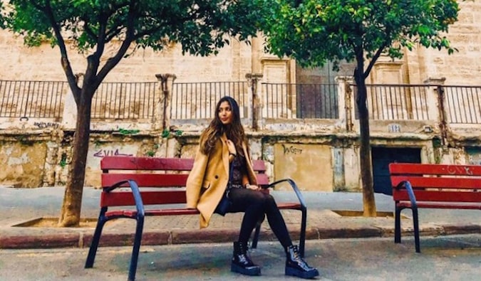 独自在西班牙旅行的女游客兼英语教师娜塔莎坐在长凳上