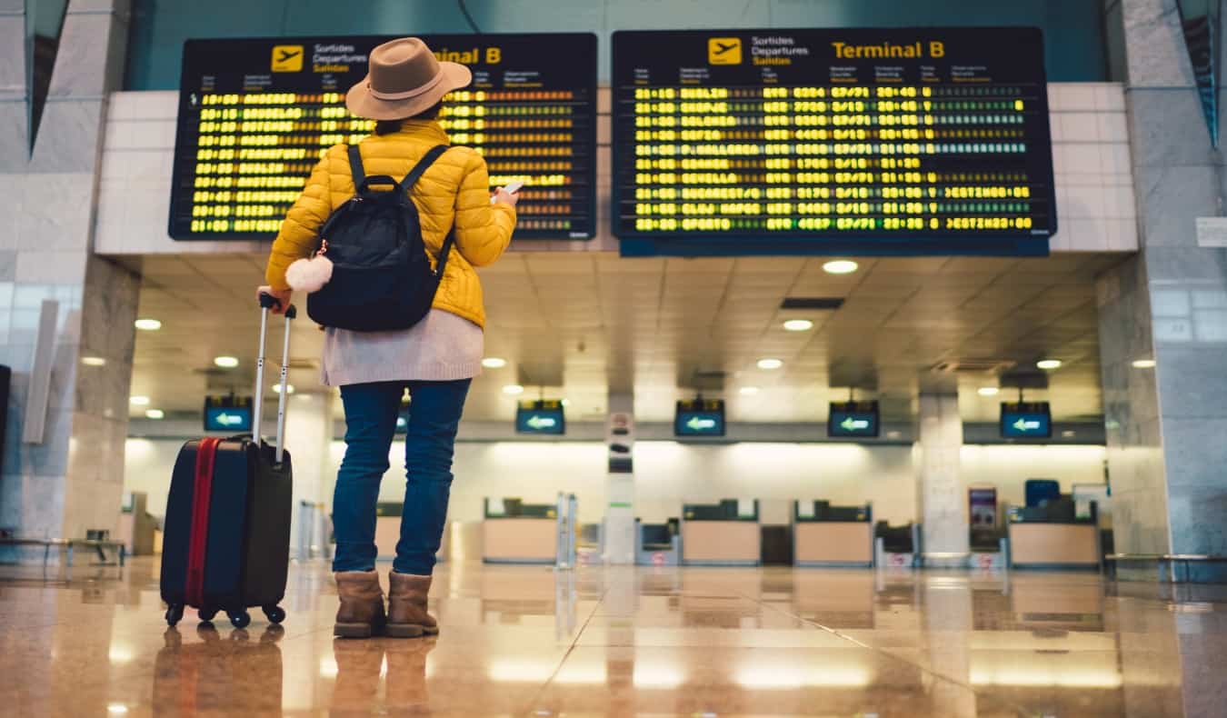 在巴塞罗那机场，一名女子站在登机台前