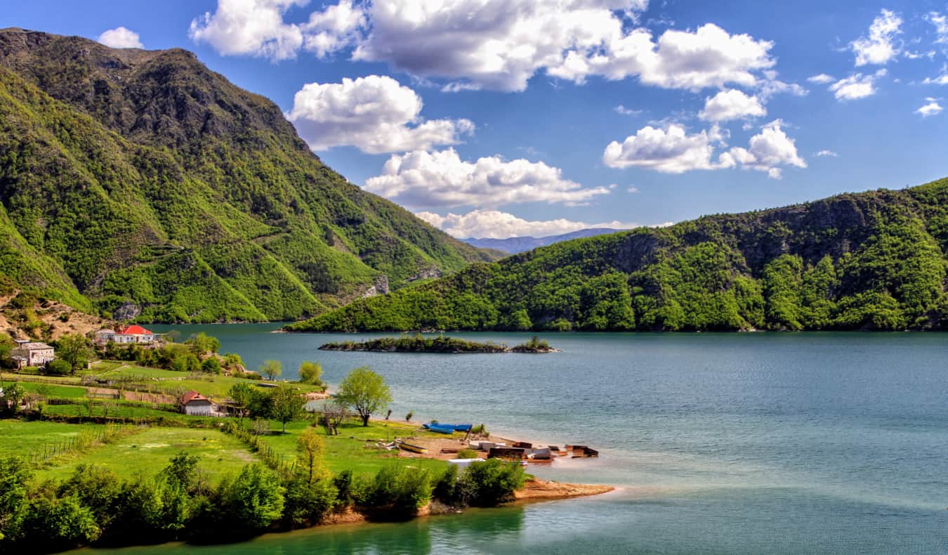 这是阿尔巴尼亚一个被郁郁葱葱的绿色植物环绕的宁静湖泊