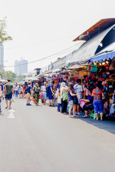 泰国曼谷Chatuchak市场的游客和当地人