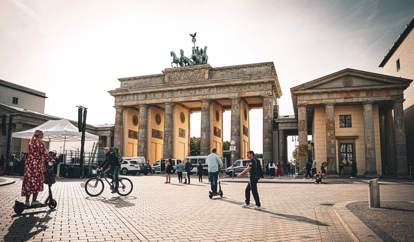 德国柏林，人们在勃兰登堡门附近步行和骑自行车