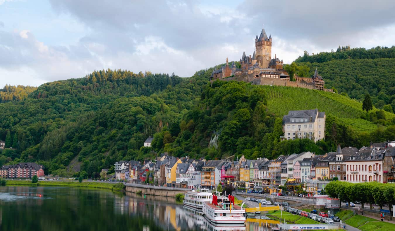俯瞰德国一个小村庄的城堡风景