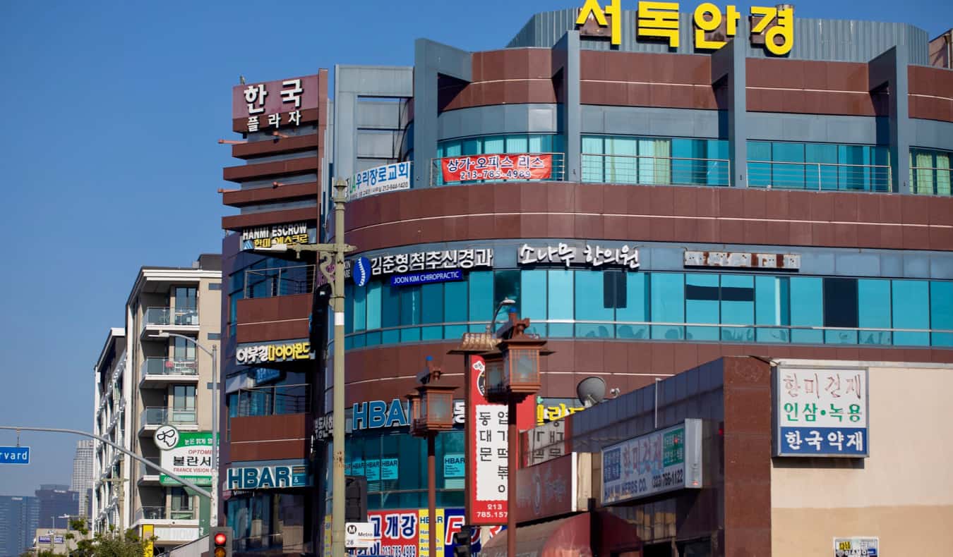 洛杉矶韩国城的高层商业建筑，上面有韩国语的标志
