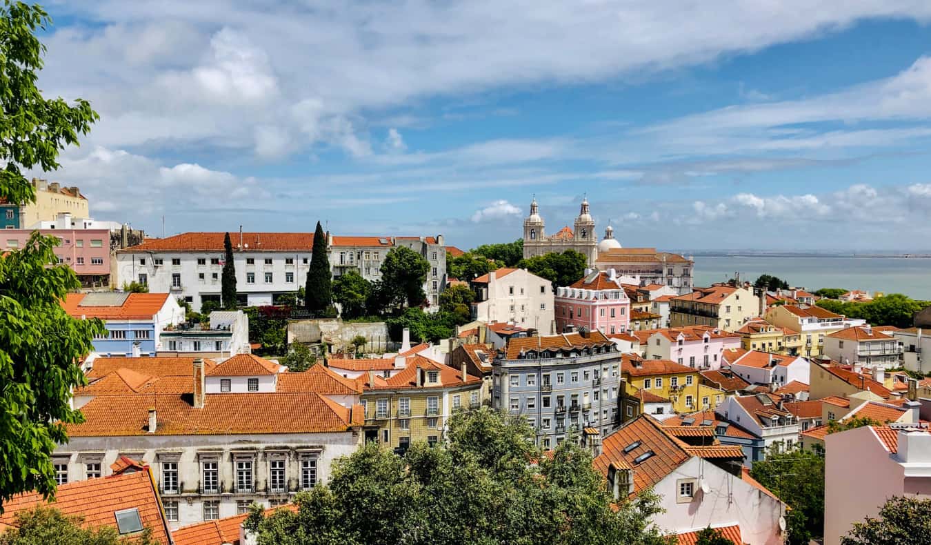 在一个阳光明媚的日子里，俯瞰葡萄牙历史悠久的里斯本