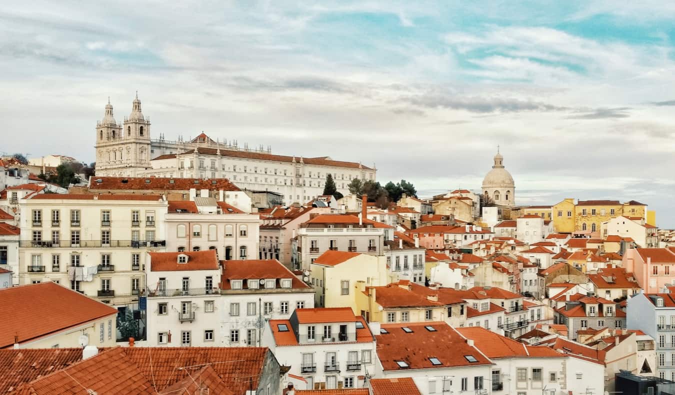 俯瞰葡萄牙里斯本历史悠久的Alfama社区的景色