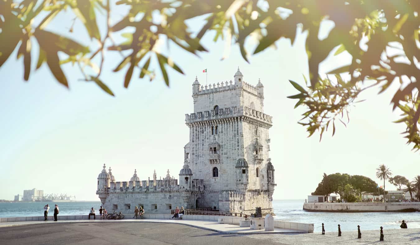 葡萄牙里斯本贝伦社区边缘的一座孤独的海岸塔
