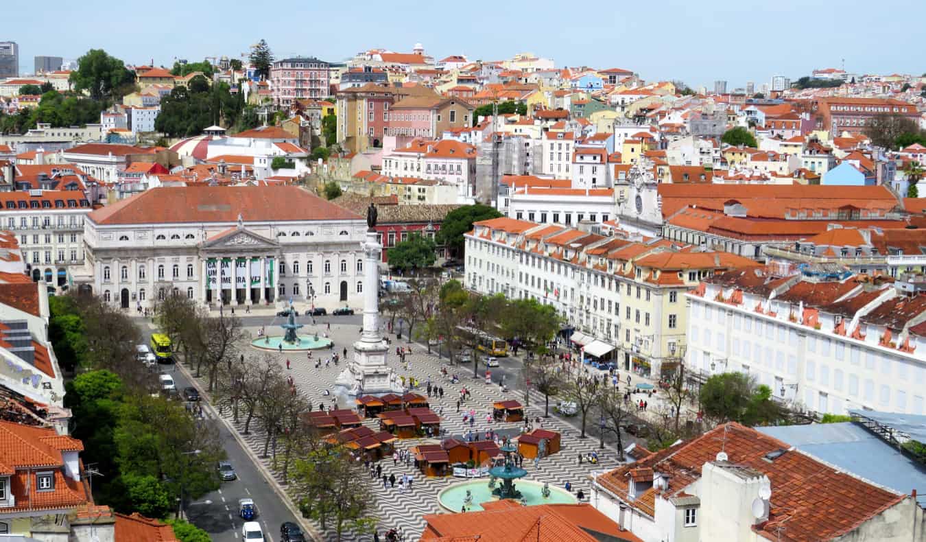 繁忙的一天，俯瞰葡萄牙里斯本的罗西奥广场
